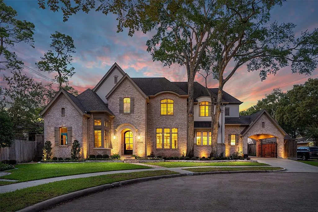 Stunning Estate in Houston, a Balance of Traditional Charm and Modern Luxury for Sale at $2,990,000
