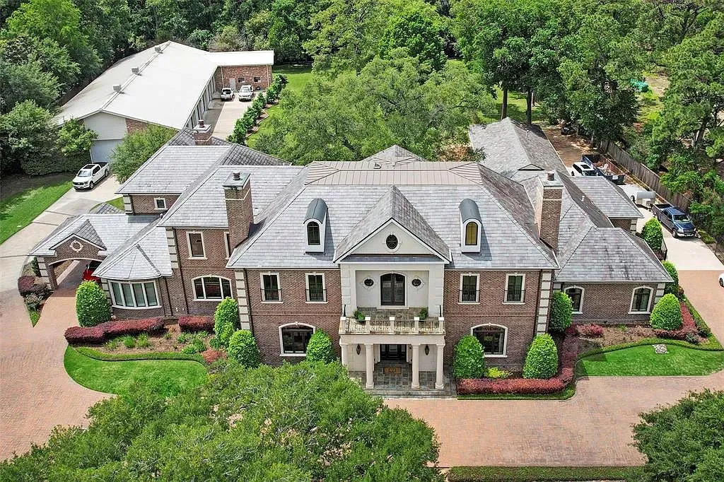 Elegant Houston Home Offers High-end Amenities and Luxurious Interior