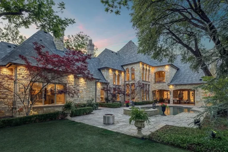 Explore this Exquisite Dallas House Showplaces with Stunning Interiors and Exceptional Poolside Space
