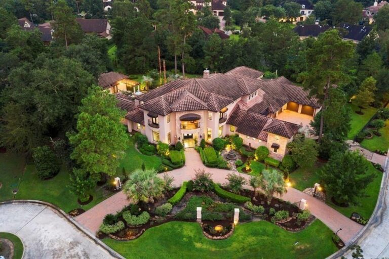 Exquisite Living on Expansive One-Acre Estate in The Woodlands, Texas Ideal for Entertaining