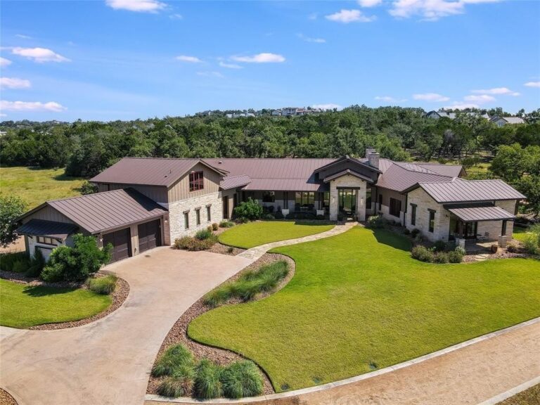 Luxurious Estate Surrounded by Privacy in an Exclusive Equestrian Community in Austin, Texas