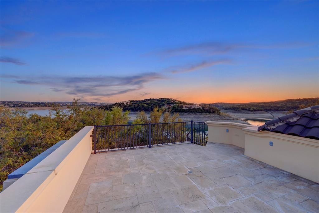 Luxurious lake travis estate on 2. 95 acres in gated community listed for 2999999 28
