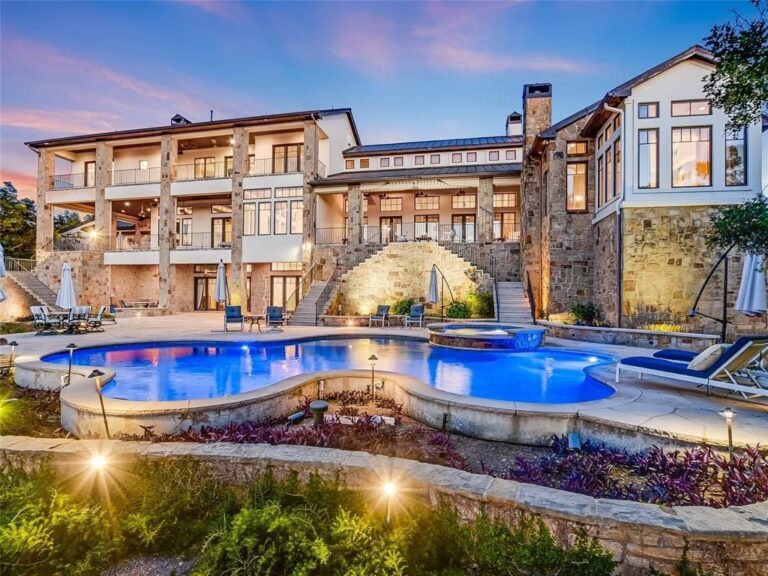 Magnificent Estate with Private Par 3 Golf Course and Breathtaking Views in Austin, Texas