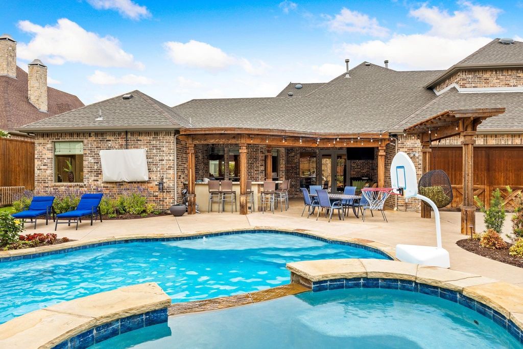 Magnificent resort style residence in castle hills estate lewisville listed at 1. 795 million 34