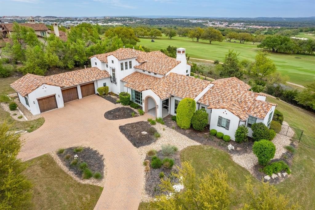 Spectacular Austin, Texas Residence: Embracing Nature’s Beauty with Bold Architecture