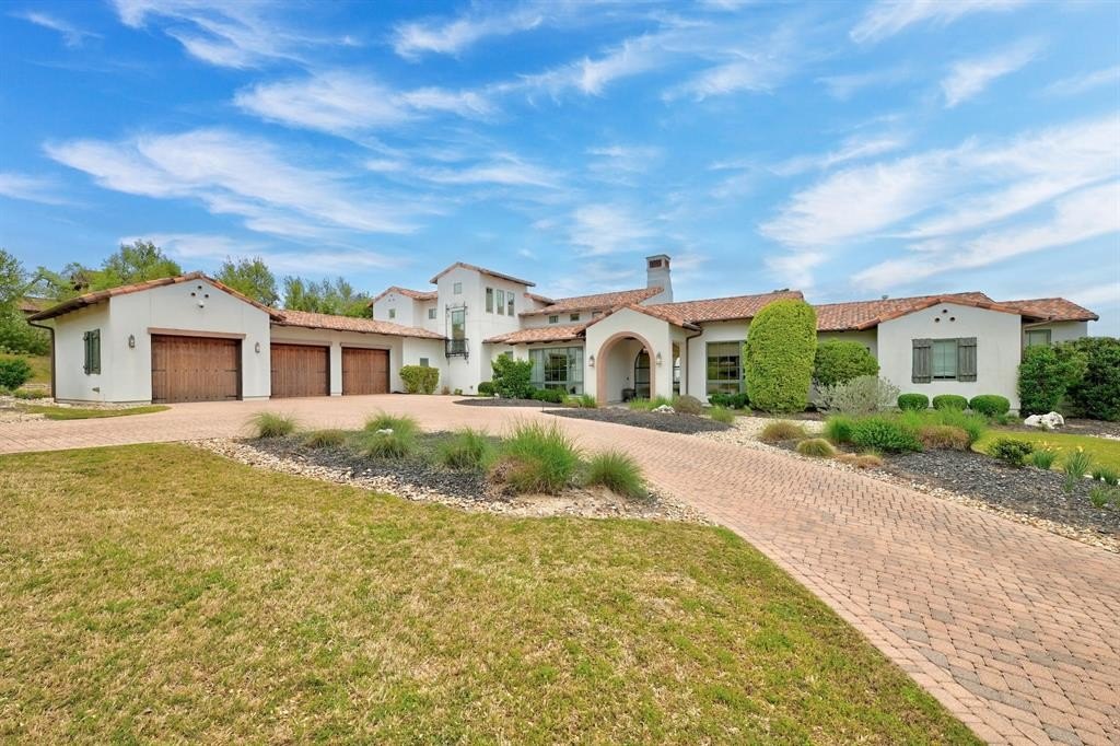 Spectacular austin, texas residence: embracing nature's beauty with bold architecture offered at $3. 995 million