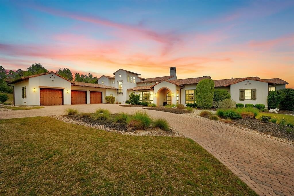 Spectacular austin, texas residence: embracing nature's beauty with bold architecture offered at $3. 995 million