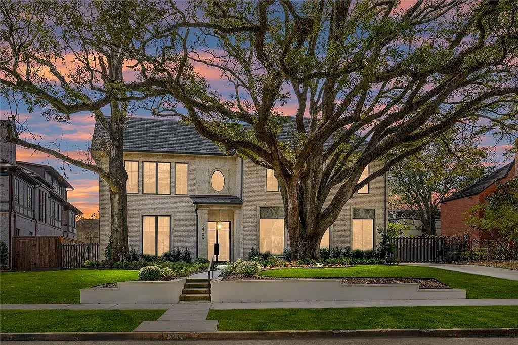 Experience Contemporary Elegance and Cutting-Edge Comfort in 2022 Construction in Houston at $5.6 Million
