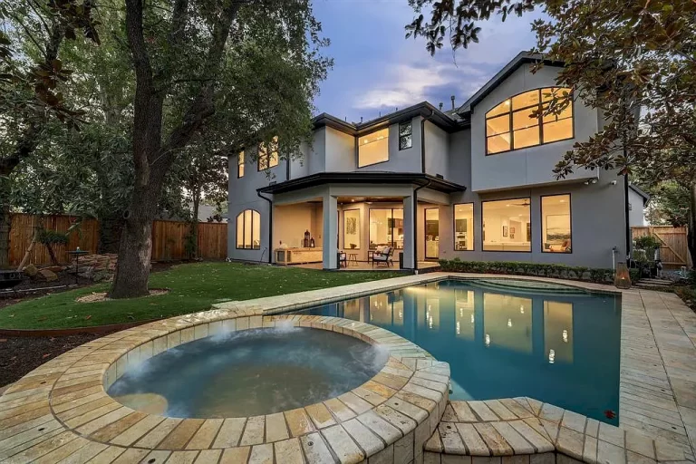 A Truly Remarkable, Luxurious Home in Houston Offers All Modern Amenities Hits the Market at $2.8 Million