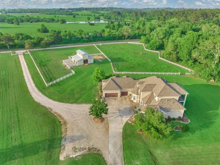 Dream Equestrian Property: The Ultimate Blend of Comfort and Luxury in Montgomery, Texas for $1.349 Million