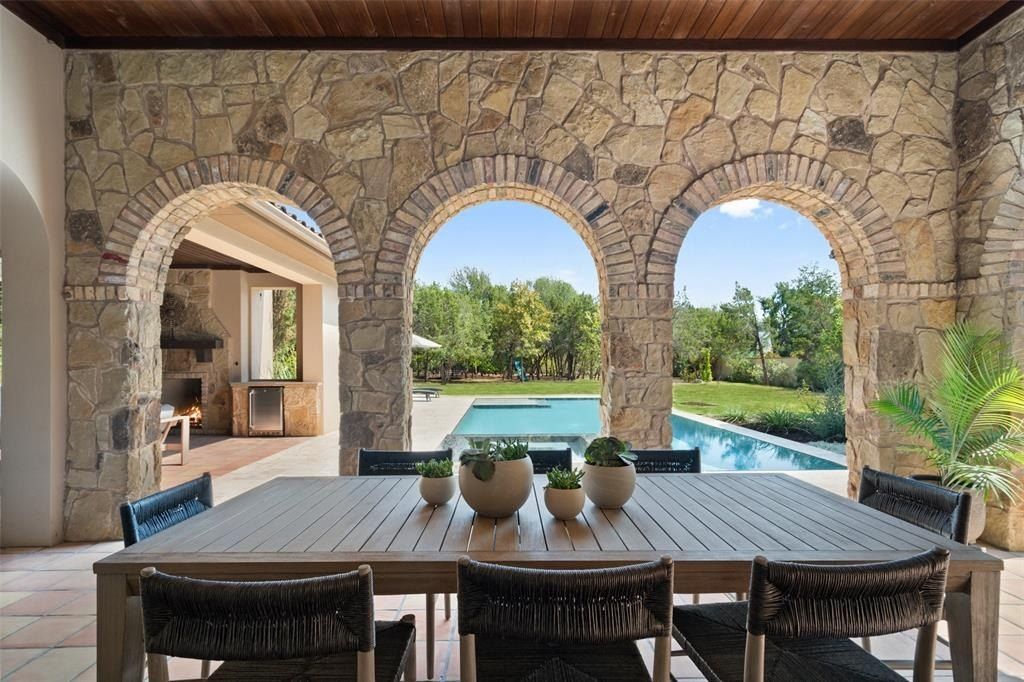 Exquisite austin texas home seamlessly blending indoor and outdoor living on a sprawling 1 acre lot priced at 4. 495 million 35