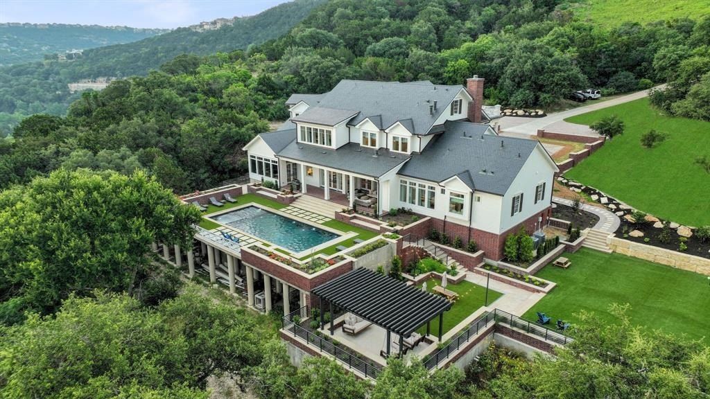 Harmonizing Tradition and Contemporary Luxury: Austin’s Impressive $11,995,000 Home