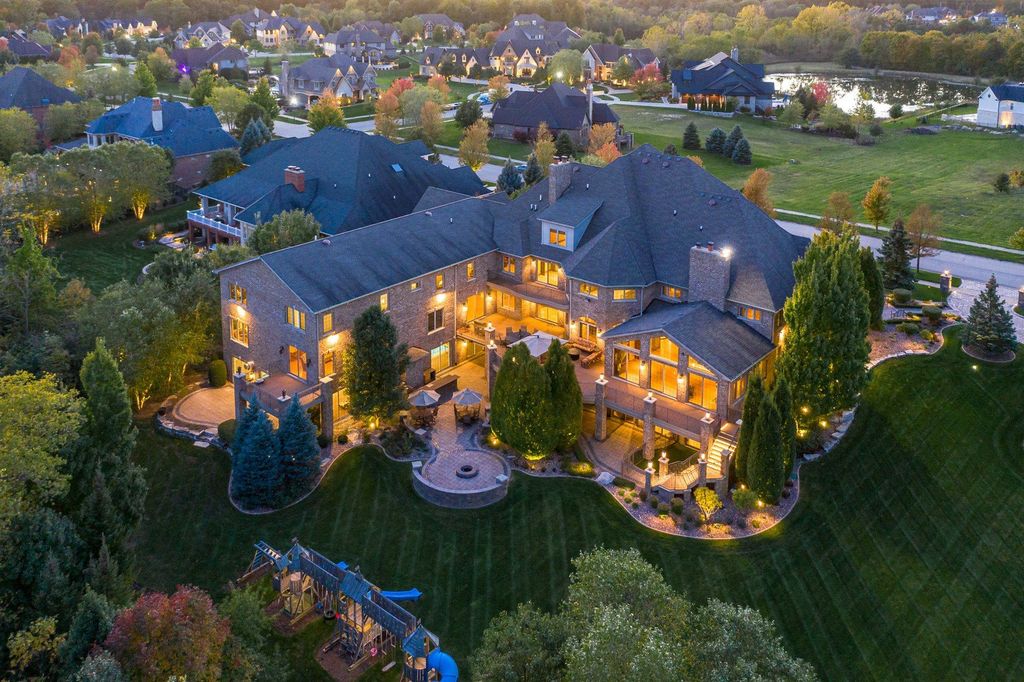 Spectacular Illinois Estate: $2.825 Million for a Masterpiece of Privacy and Timeless Elegance