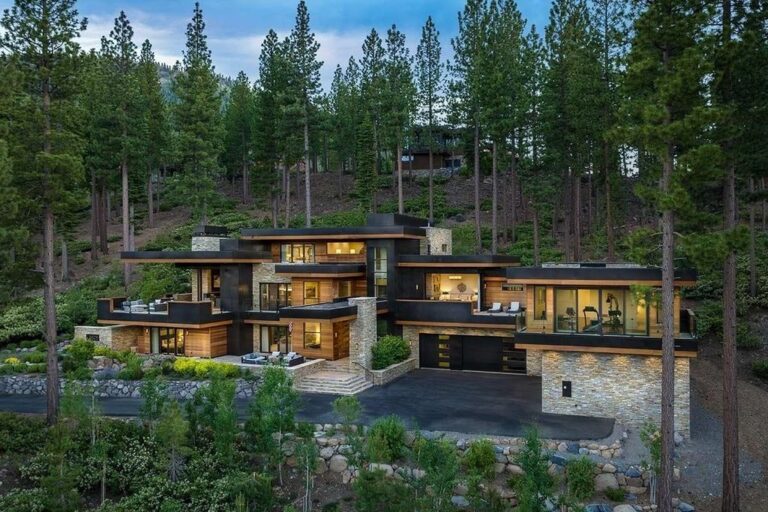 Truckee, California’s Entertainer’s Dream Home: Captivating Views of Martis Valley, Carson Range, and Lookout Mountain