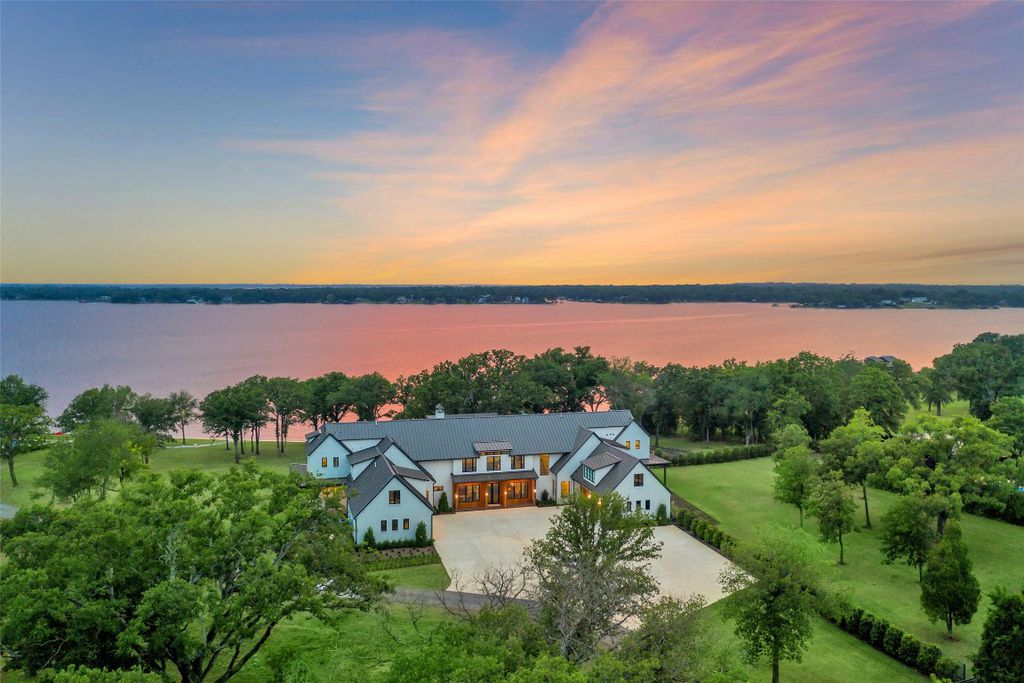 Masterful Malakoff Estate: Serene Lake Views, Seamless Indoor-Outdoor Living for $25 Million