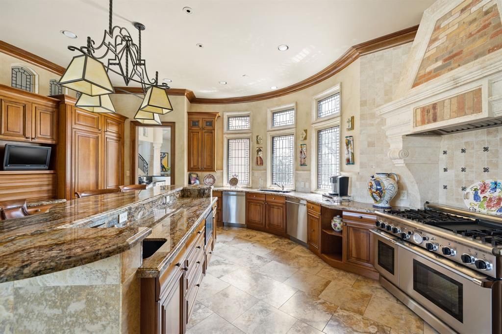 Unrivaled italianate villa in houston offers ultimate privacy and endless entertainment for 10995000 10
