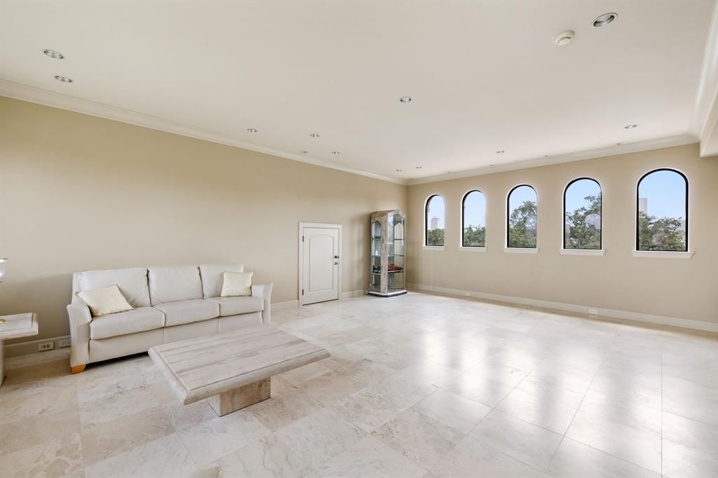 Unrivaled italianate villa in houston offers ultimate privacy and endless entertainment for 10995000 44