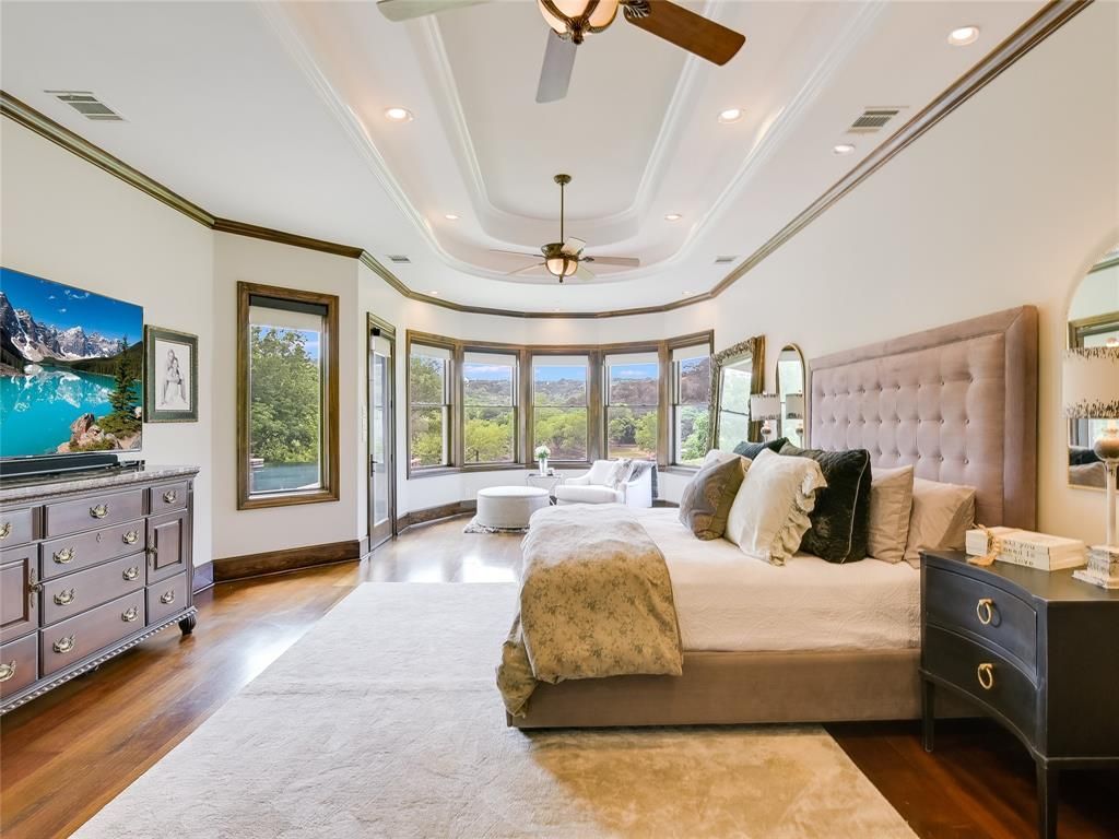 Exquisite lake austin retreat seamlessly blending opulence and outdoor splendor offered at 7. 9 million 14
