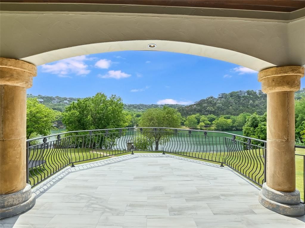 Exquisite lake austin retreat seamlessly blending opulence and outdoor splendor offered at 7. 9 million 21