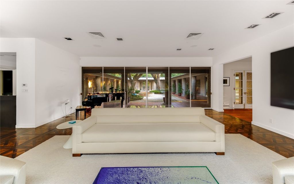 Renovated midcentury masterpiece by architect bill booziotis hits the market in dallas at 8. 1 million 12
