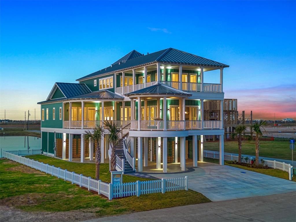 A $2.89 Million Masterpiece in Galveston’s Exclusive Enclave, Exuding Unparalleled Opulence and Seclusion