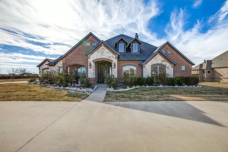 Upgraded Mystic Oak Gem in Midlothian! Built-Ins, Gourmet Kitchen & More – $650,000