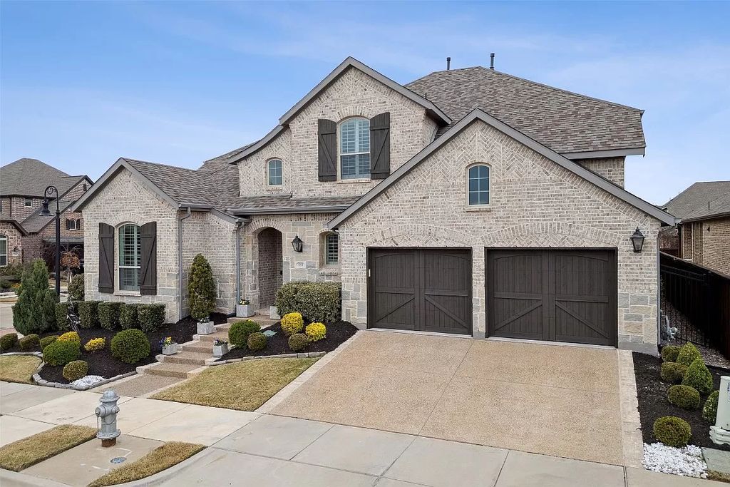 Viridian Showcase Model! Executive Home in Arlington with Pool & Entertainer’s Dream Kitchen – $924,000