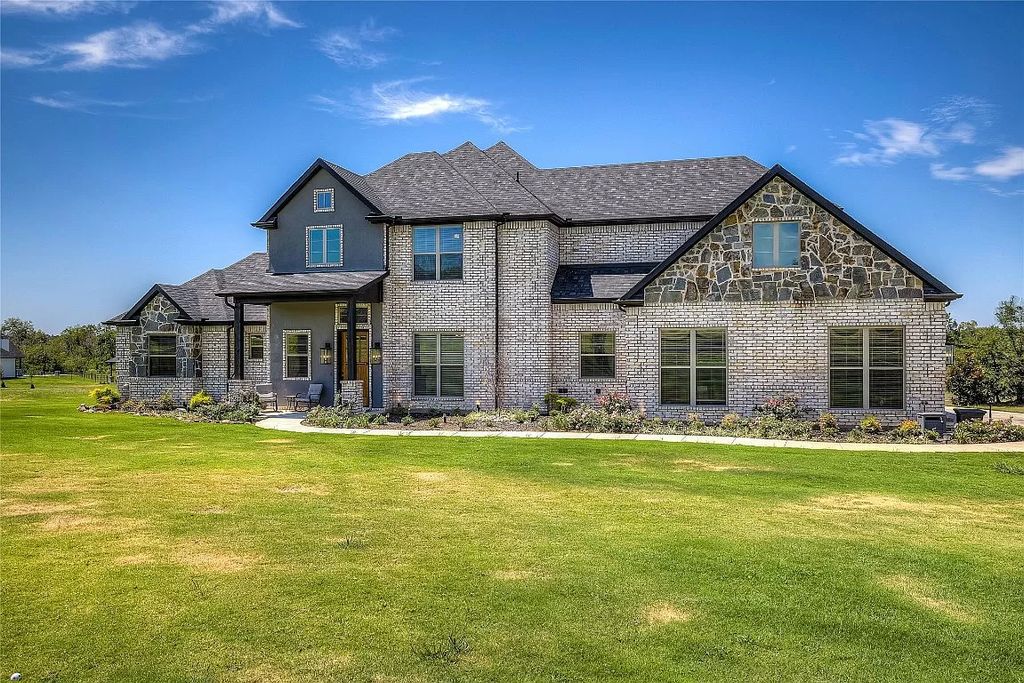 Country Club Oasis! 2022 Modern Luxury with Pool & Golf Cart Access in Sulphur Springs asks for $849,000