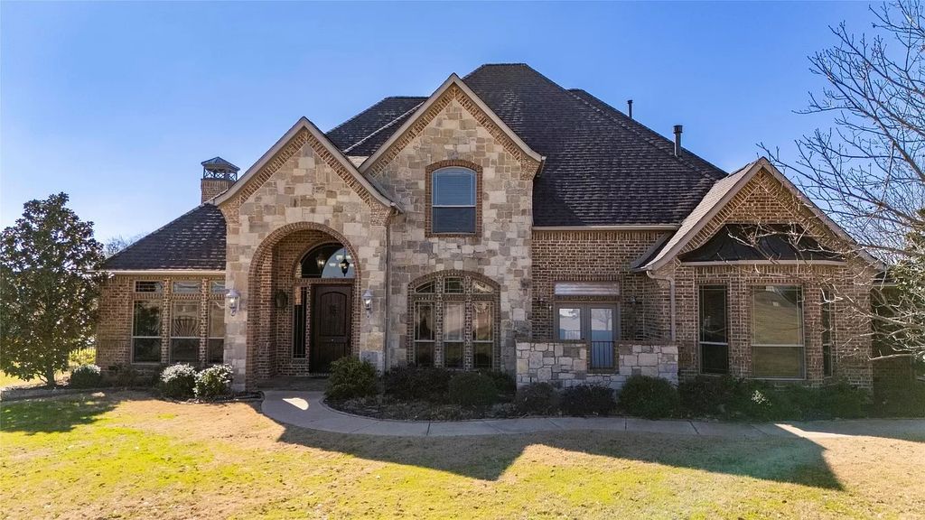 Rockwall ISD Paradise! 4 Bedroom Estate with Pool & Outdoor Oasis on 1.5 Acres asks for $950,000