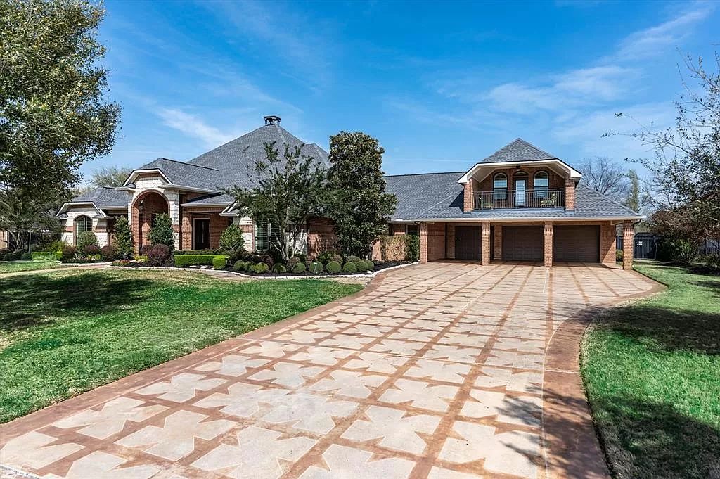 Luxurious Estate Living Behind Opulent Gates in Katy asks $985,000