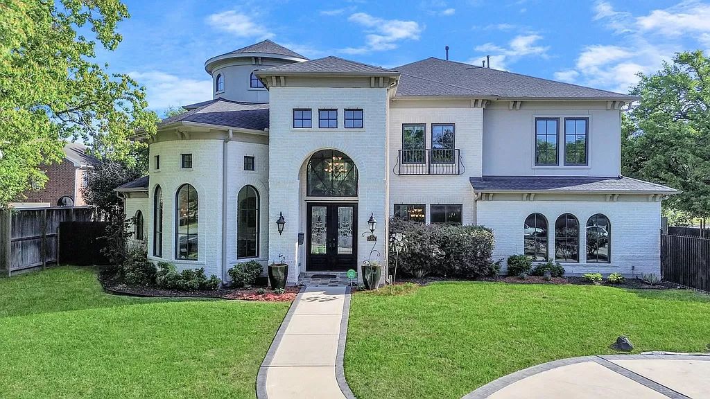  Entertainer’s Dream in Houston! Luxury Estate with Pool, Spa & Game Room listed at $1,988,000