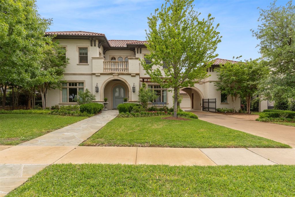 Exquisite property by brooks custom homes hits market in fort worth for 4. 7 million 1