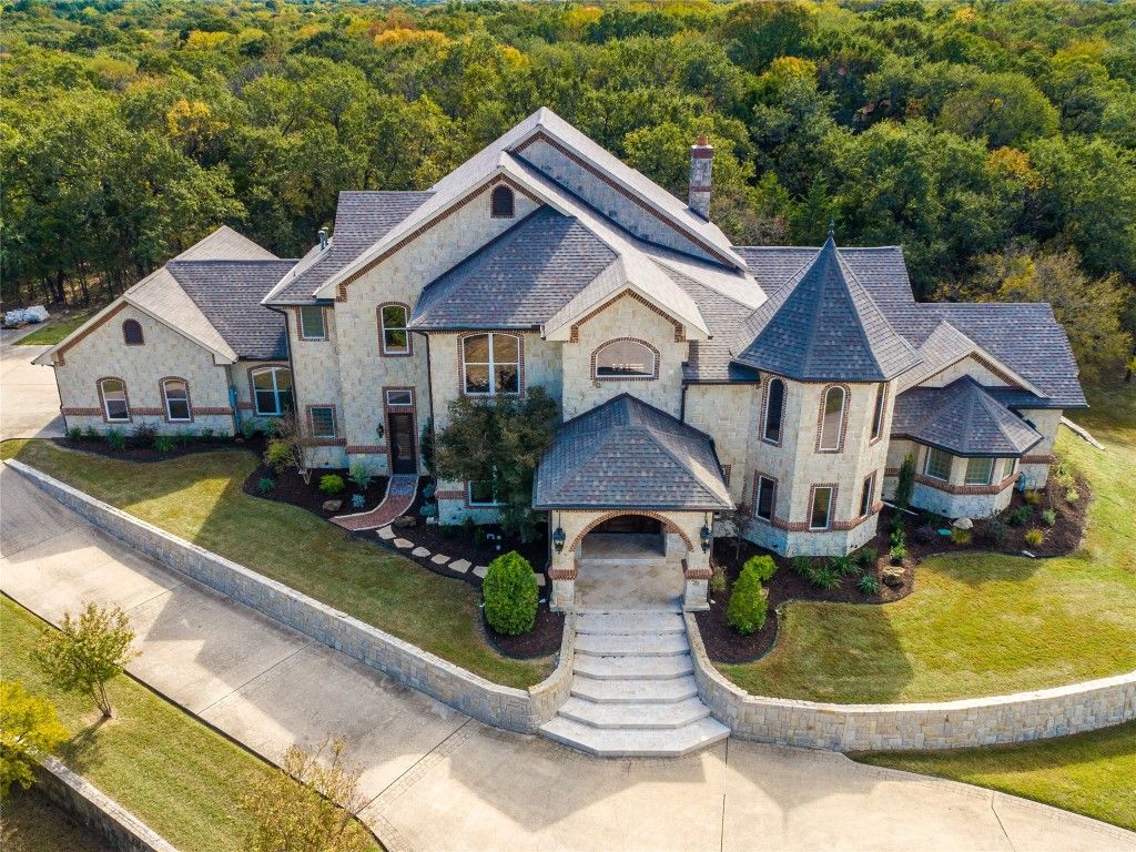 Luxurious Manor Retreat: Exquisite Estate in Grapevine’s Idyllic and Private Park Setting Offered at $2.675 Million