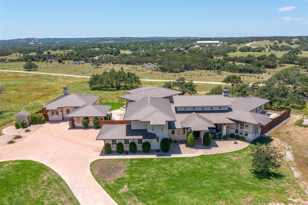 Luxurious equestrian estate in gated community listed for 2. 95 million 36