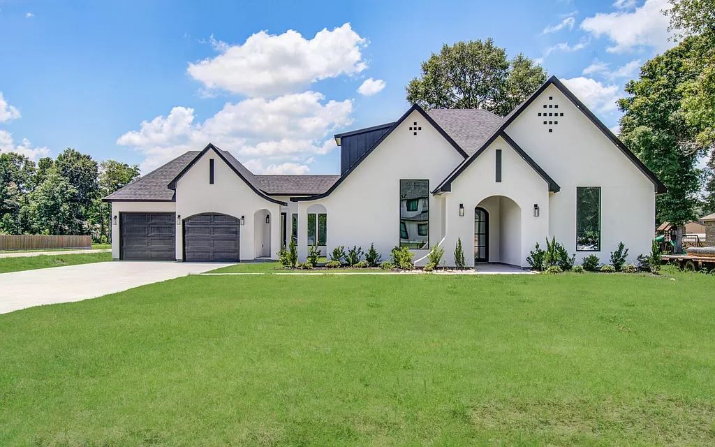 Modern Masterpiece in Dayton! New Build with High Ceilings & Sustainable Design listed at $550,000