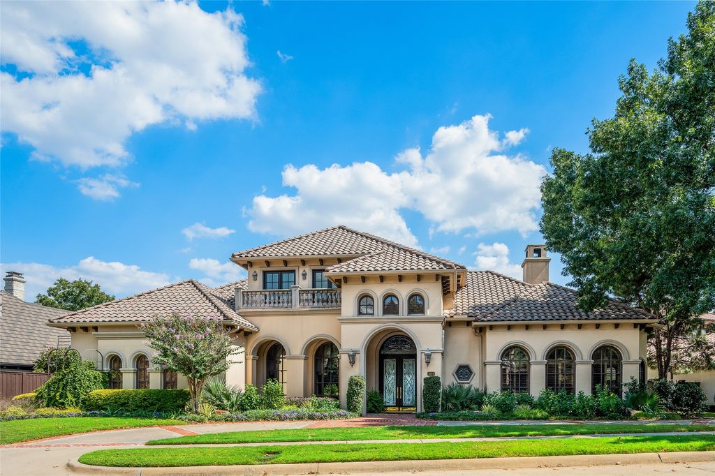Exquisite custom home with panoramic golf course views and luxurious amenities asks 3294000 3