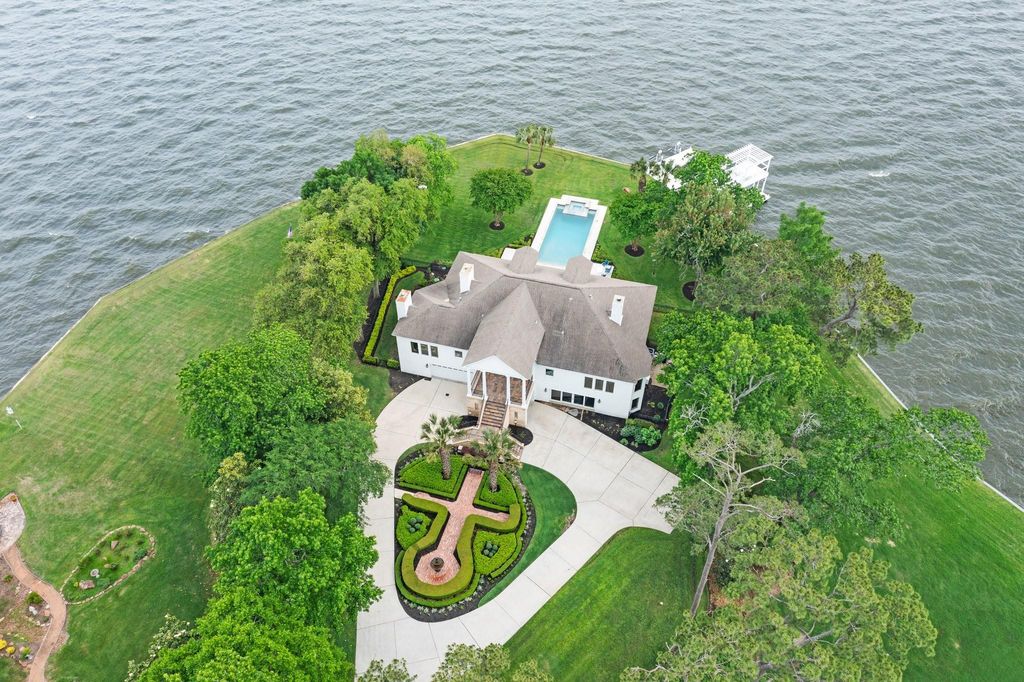 Captivating Lake Conroe Estate: One-Acre Property with Panoramic Views, Asking $2,499,000