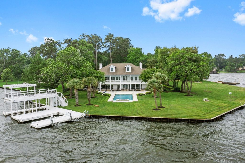 Captivating lake conroe estate one acre property with panoramic views asking 2499000 3