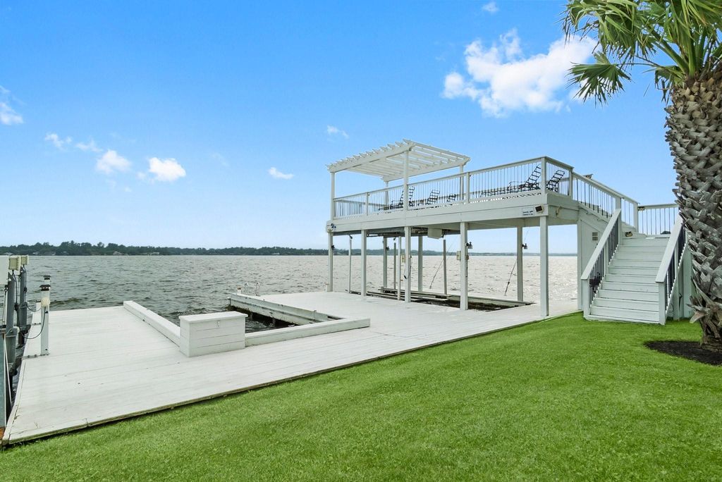 Captivating lake conroe estate one acre property with panoramic views asking 2499000 49