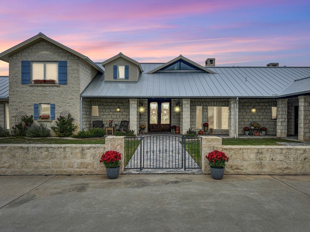 Discover the ultimate texas ranch lifestyle on this impressive 124 acre property priced at 5995000 4