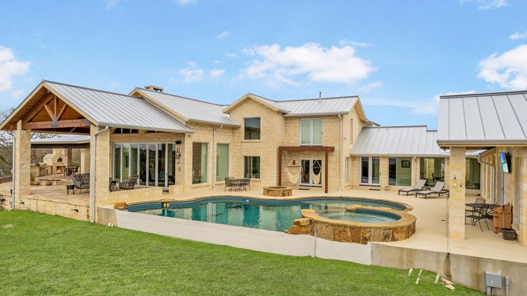 Discover the ultimate texas ranch lifestyle on this impressive 124 acre property priced at 5995000 7