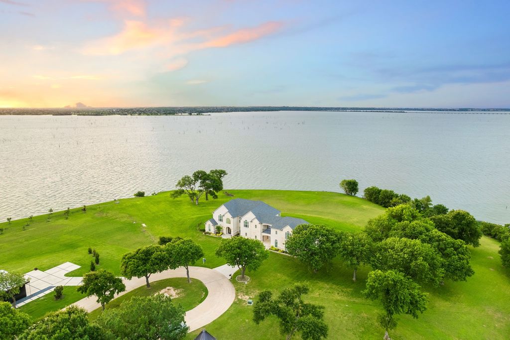 Luxurious lakefront retreat on lake ray hubbards peninsula hits market at 2. 45 million 39