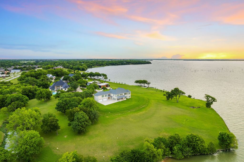 Luxurious lakefront retreat on lake ray hubbards peninsula hits market at 2. 45 million 40