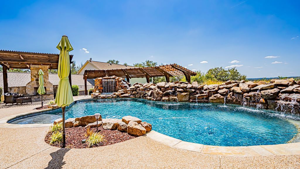 Exquisite mainbody lake granbury residence custom home by chris thomas for sale at 2996000 6