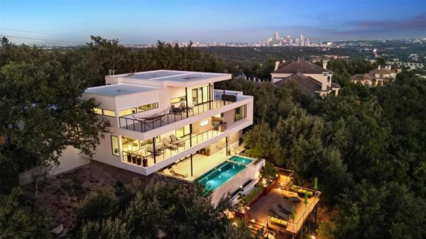 Stunning Contemporary Home: Gallery Aesthetic Meets Cutting-Edge Technology for $6.25 Million