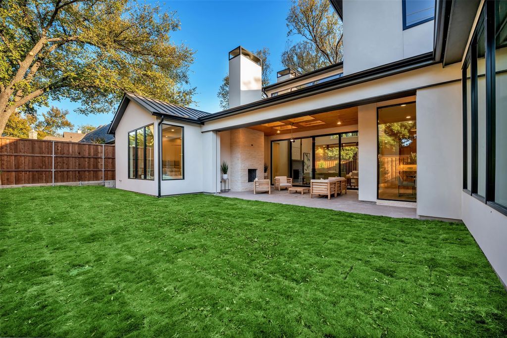 Elegant mid century style estate with clean lines and modern amenities asking 4. 395 million 39